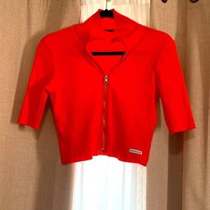 Turtleneck ribbed shirt. Highlighter orange. Zipper. Half sleeve.